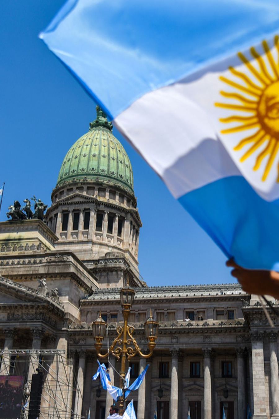Congreso de la Nación con la bandera argentina en primer plano