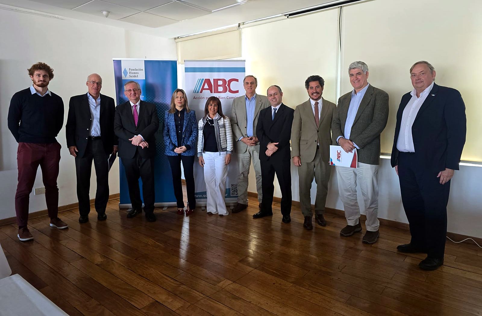 Integrantes de ABC en un encuentro del partido, frente al banner de ABC