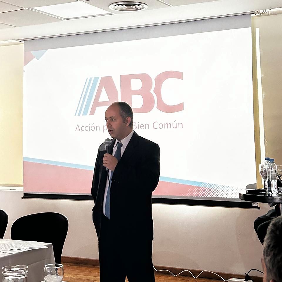 Exposición frente a la pantalla con el logo de ABC