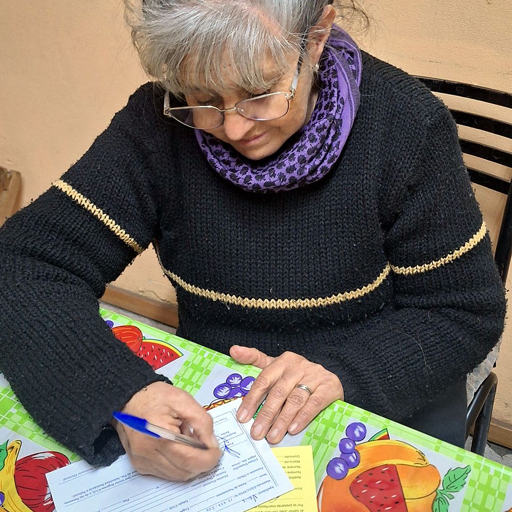 Una vecina completa una ficha